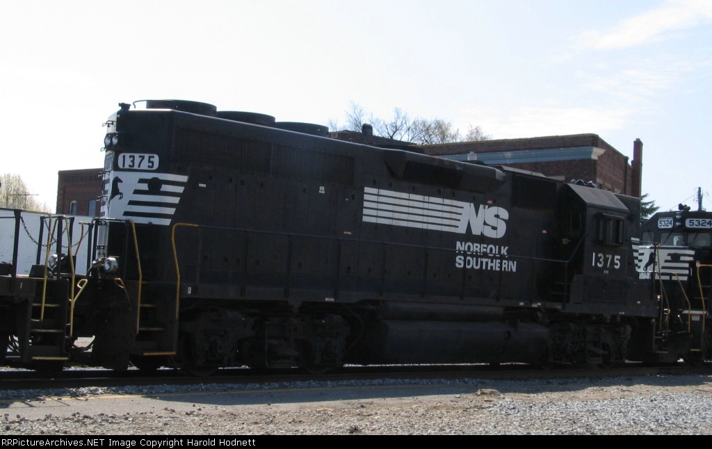 NS 1375 heads northbound